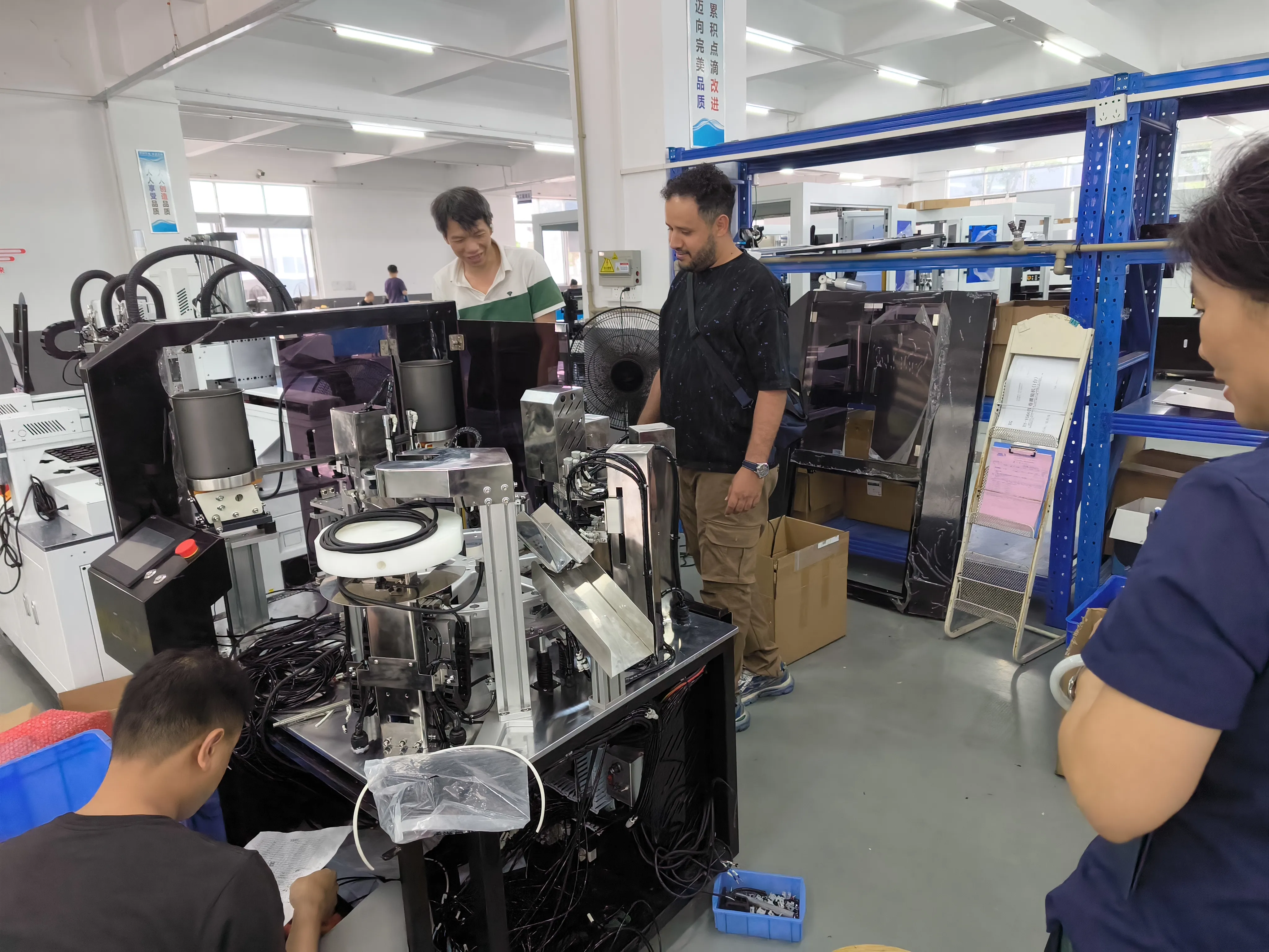 American customer visits RANGJIN factory to inspect dispensing machine samples.
